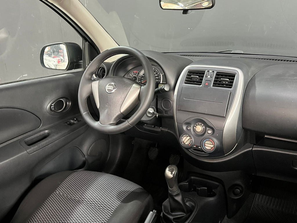 Nissan March Azul