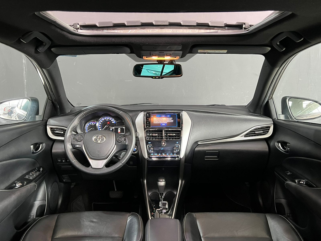 Toyota Yaris Hatch Cinza