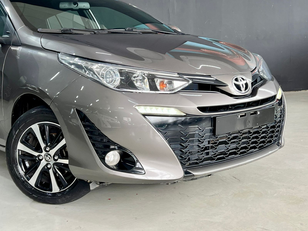 Toyota Yaris Hatch Cinza