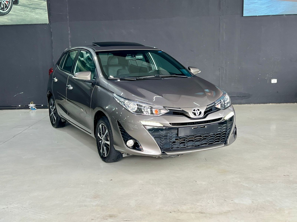Toyota Yaris Hatch Cinza