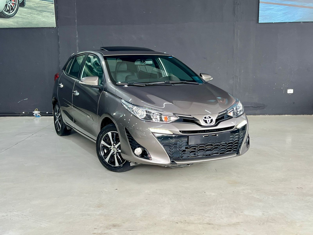 Toyota Yaris Hatch Cinza