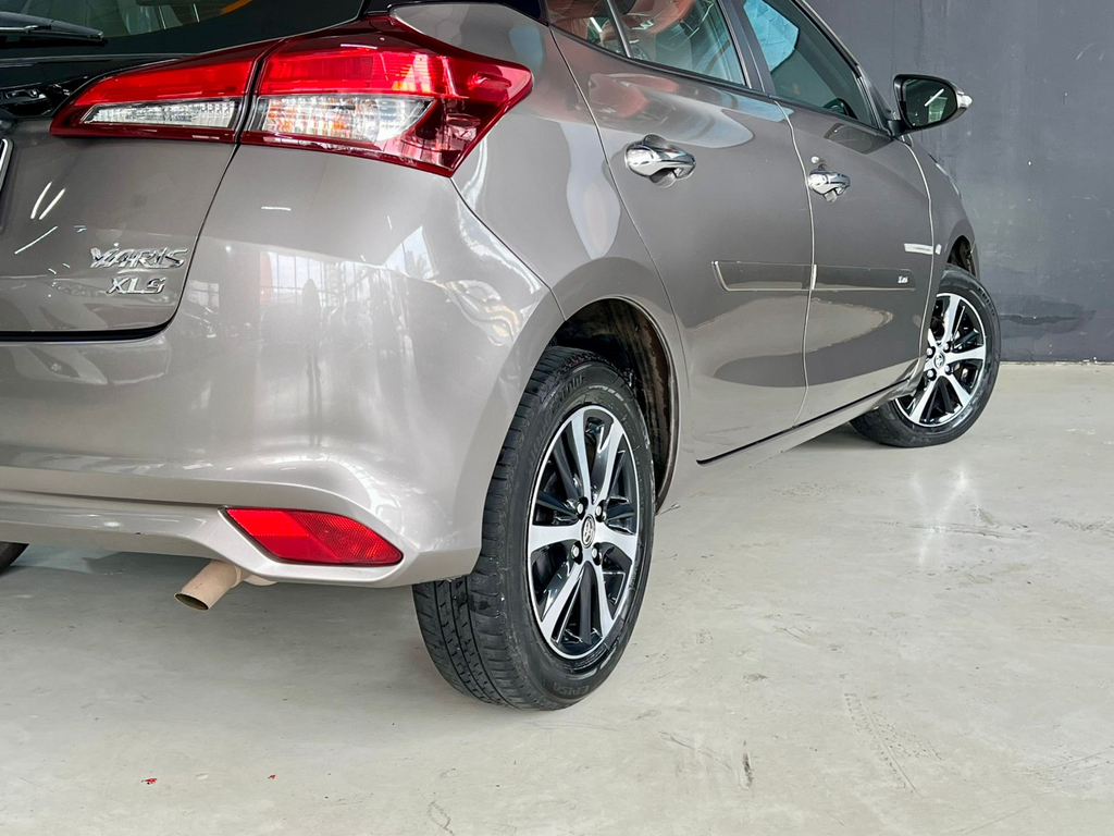 Toyota Yaris Hatch Cinza