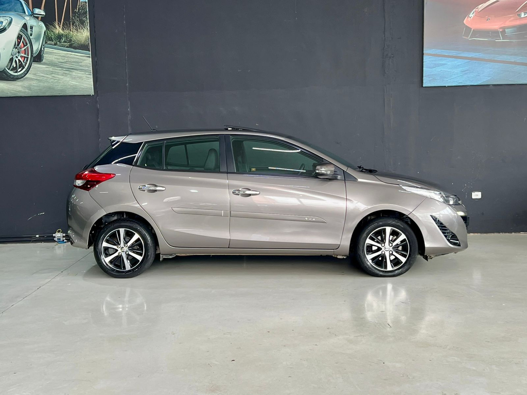 Toyota Yaris Hatch Cinza