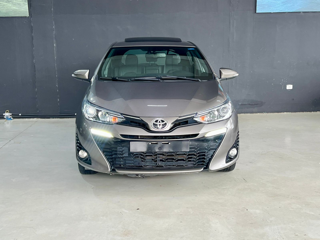 Toyota Yaris Hatch Cinza