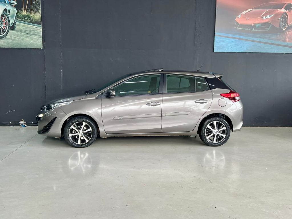 Toyota Yaris Hatch Cinza