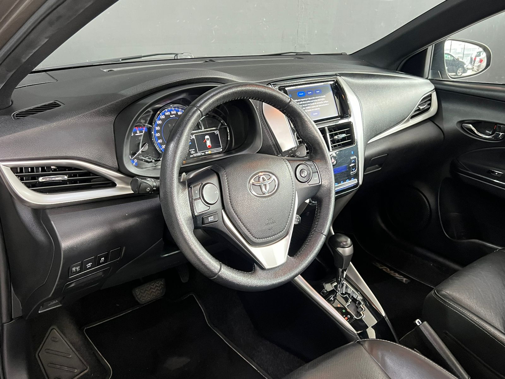 Toyota Yaris Hatch Cinza