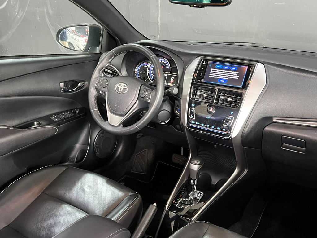 Toyota Yaris Hatch Cinza