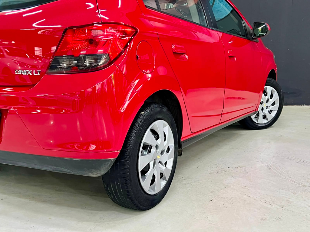 Chevrolet Onix Vermelho