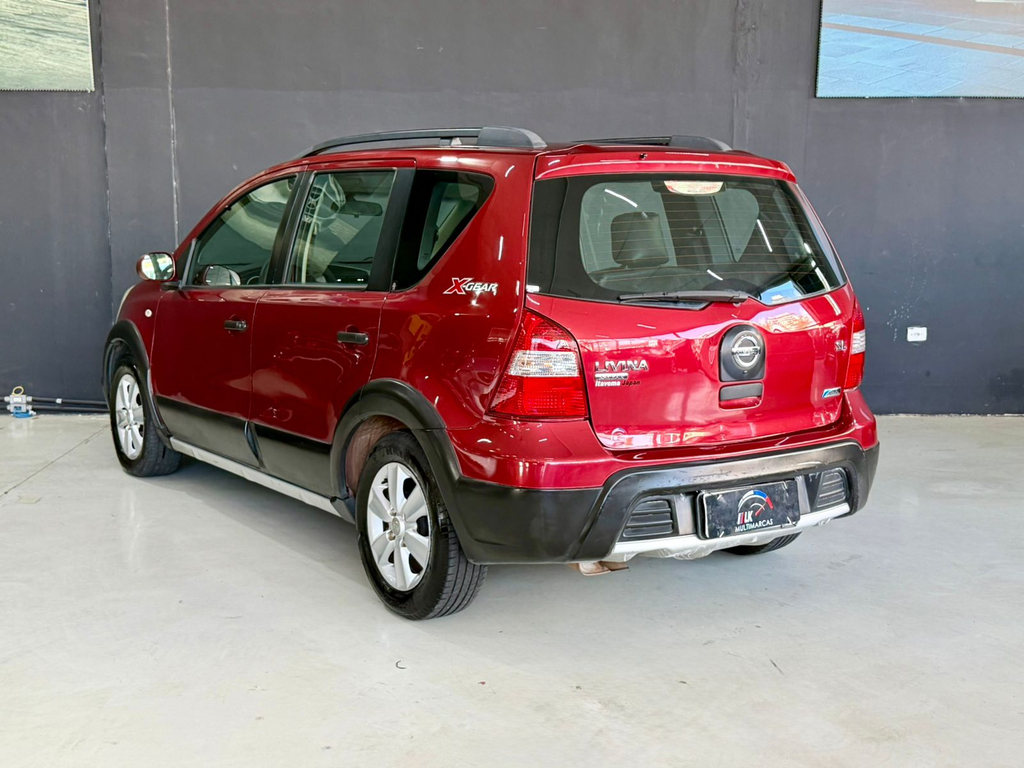Nissan Livina Vermelho