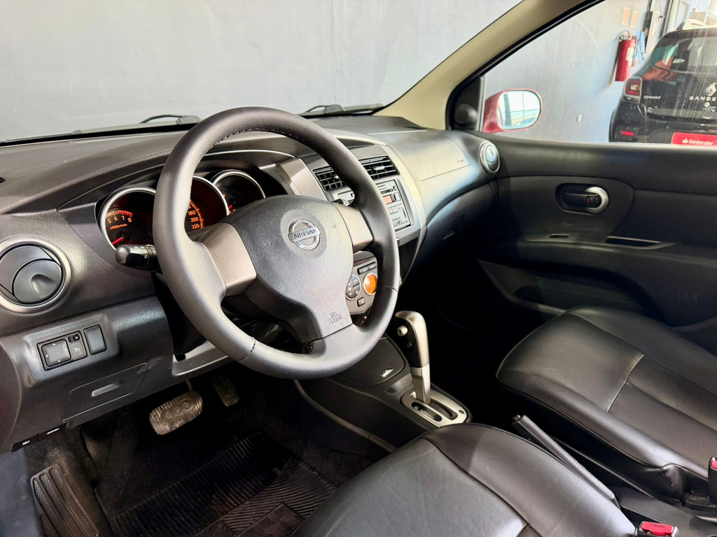 Nissan Livina Vermelho