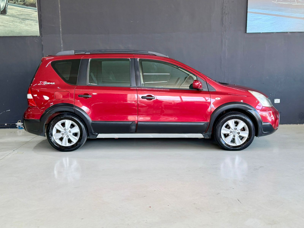 Nissan Livina Vermelho