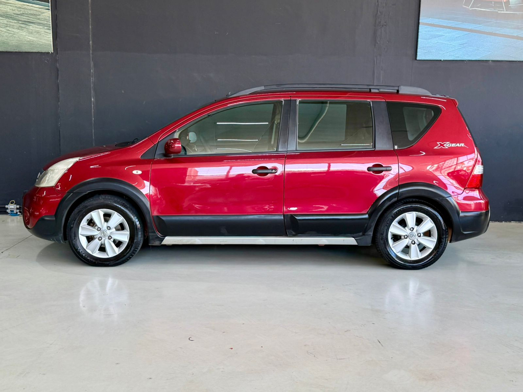 Nissan Livina Vermelho