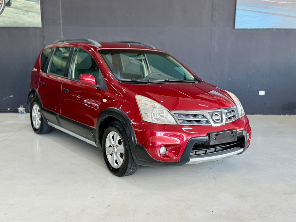Nissan Livina Vermelho