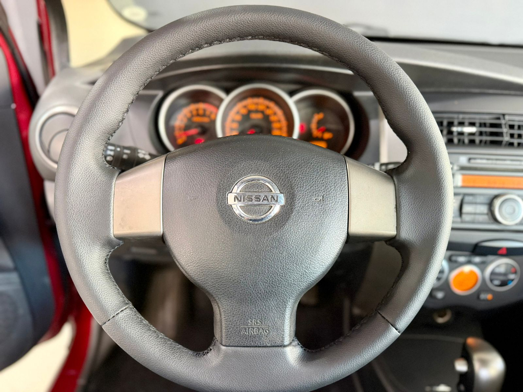 Nissan Livina Vermelho