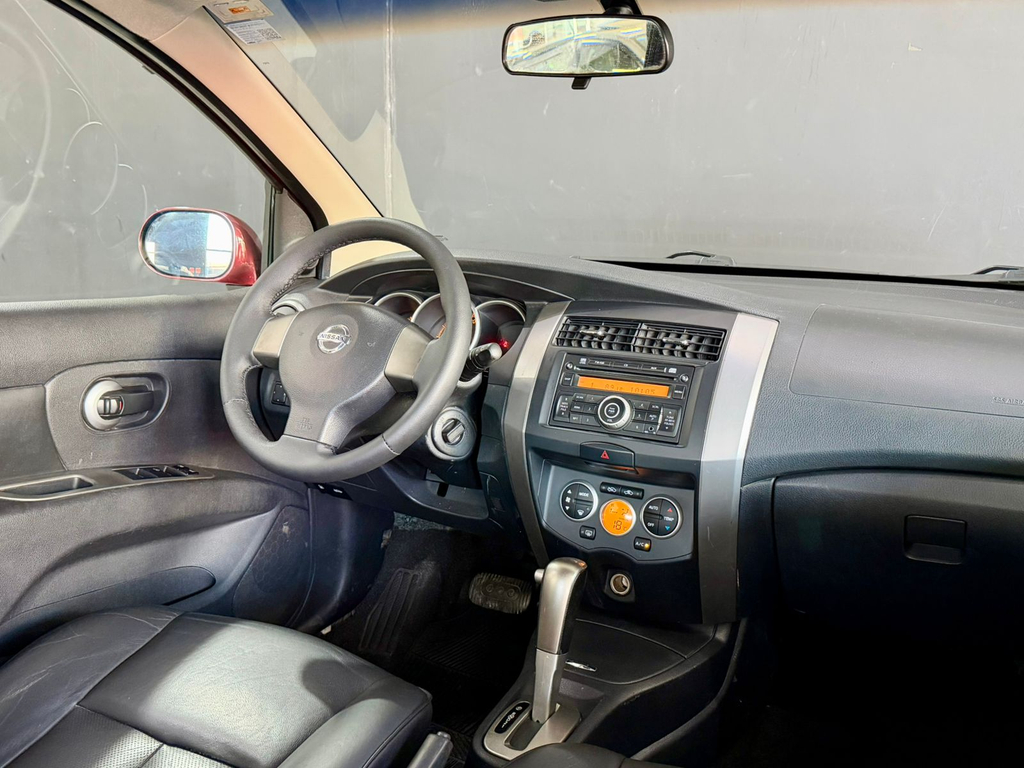 Nissan Livina Vermelho