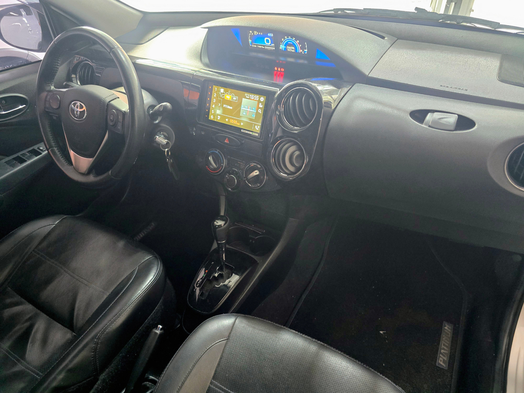 Toyota Etios Hatch Prata