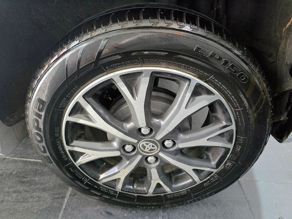 Toyota Etios Hatch Prata