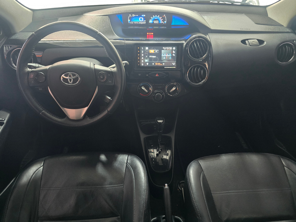 Toyota Etios Hatch Prata