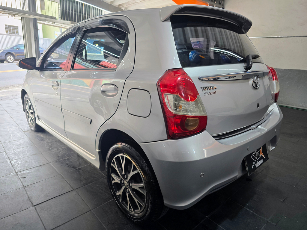 Toyota Etios Hatch Prata