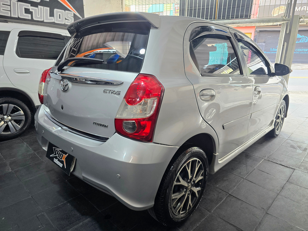 Toyota Etios Hatch Prata