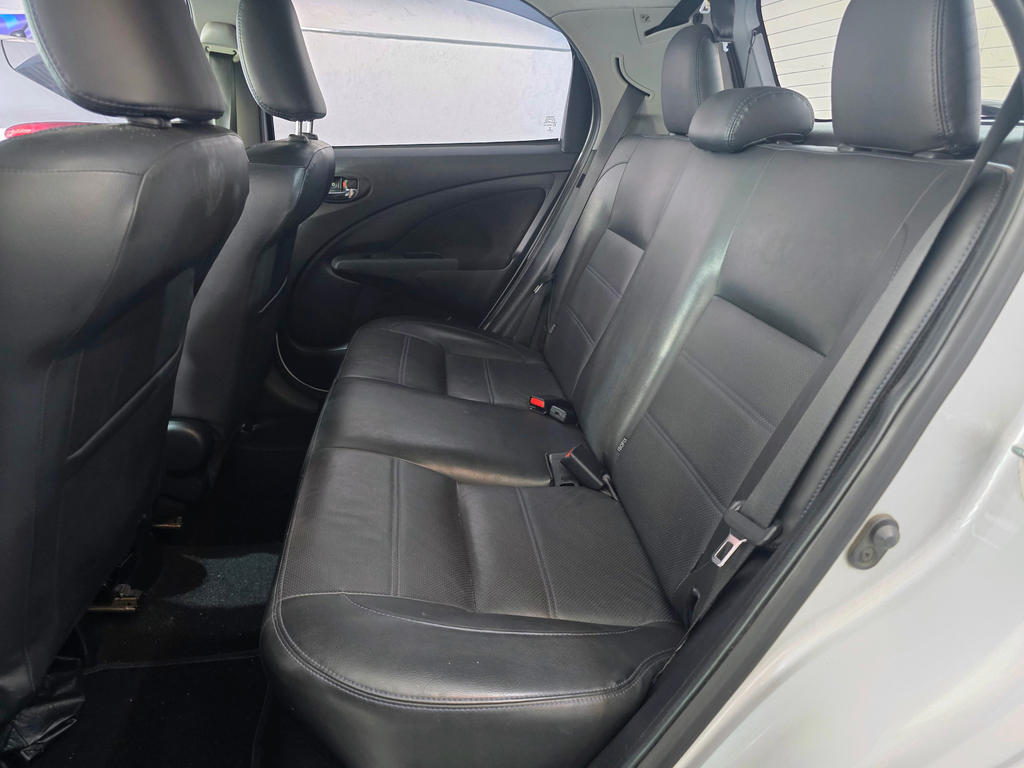 Toyota Etios Hatch Prata
