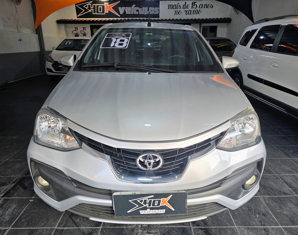 Toyota Etios Hatch Prata
