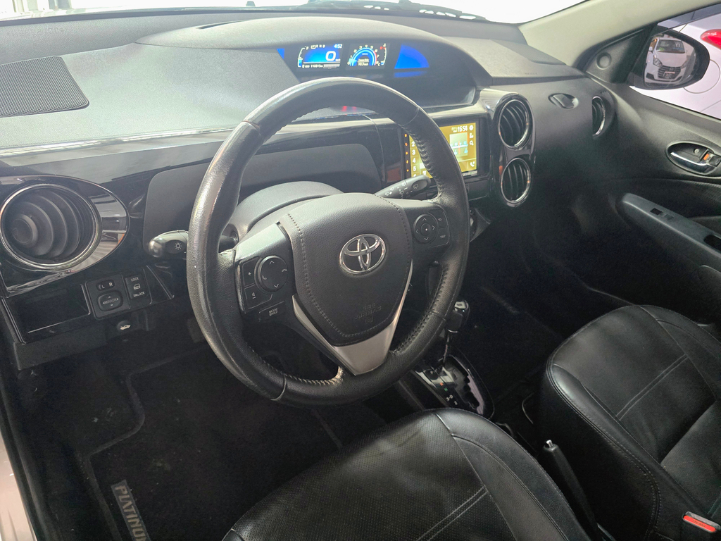 Toyota Etios Hatch Prata
