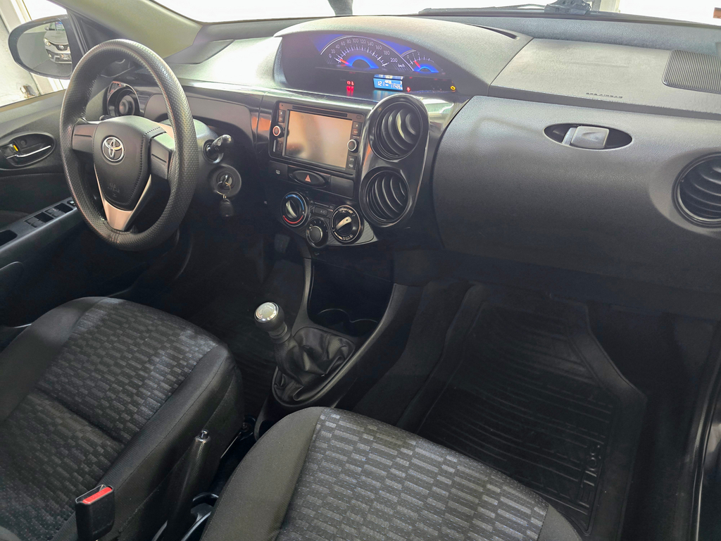 Toyota Etios Hatch Preto