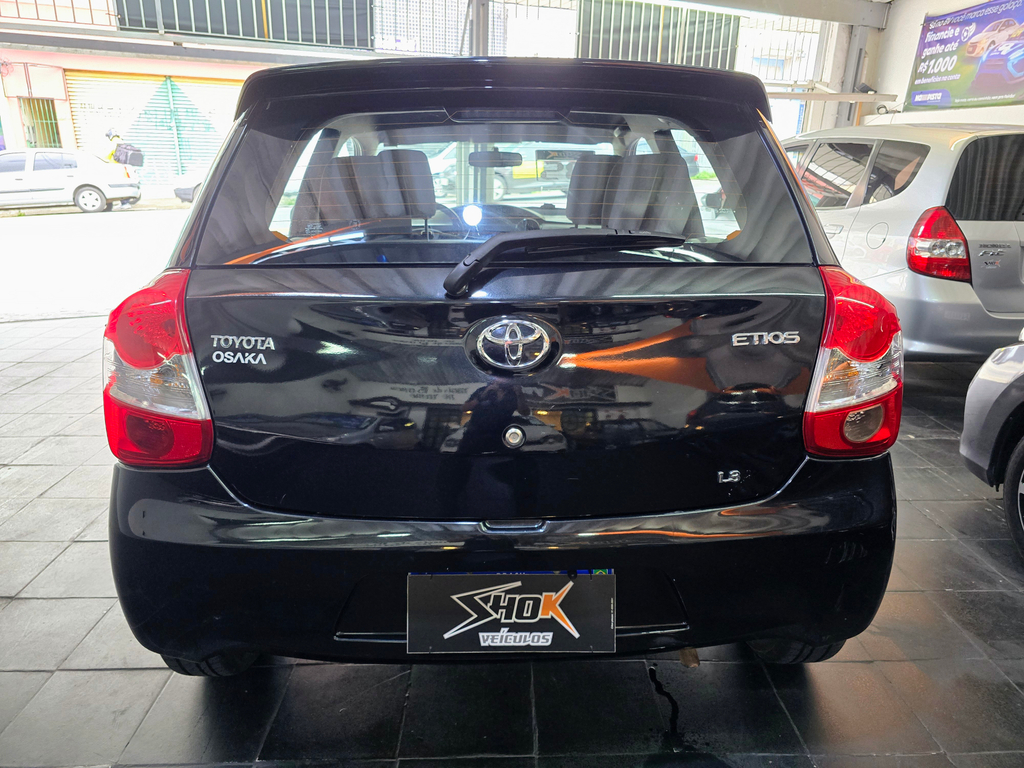 Toyota Etios Hatch Preto
