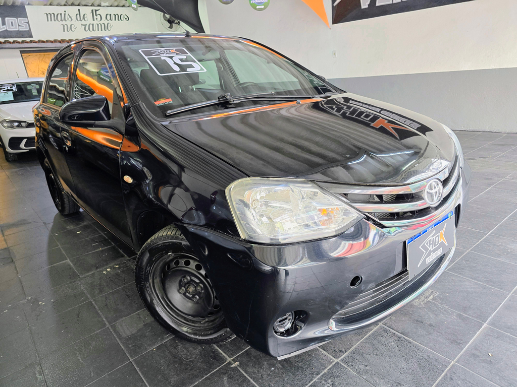 Toyota Etios Hatch Preto