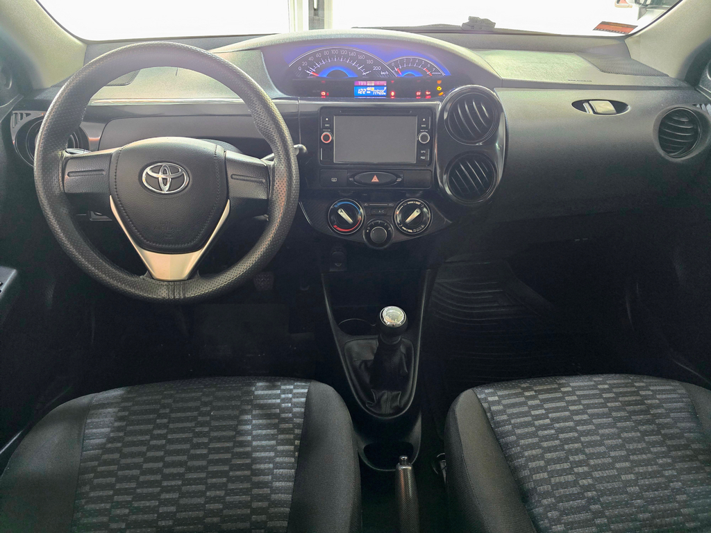 Toyota Etios Hatch Preto
