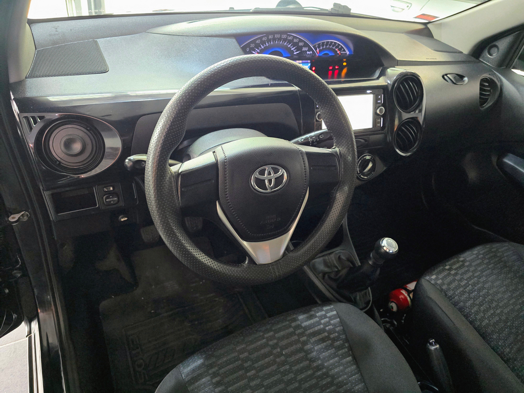 Toyota Etios Hatch Preto