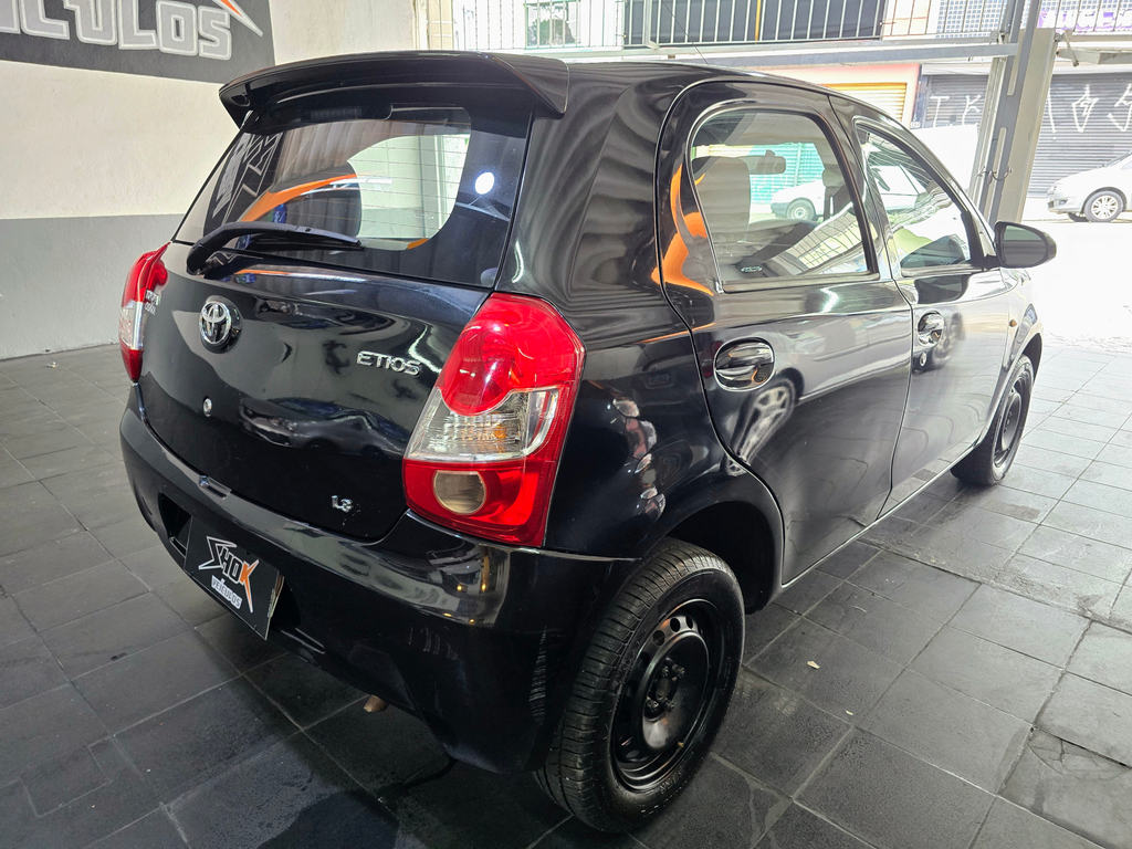 Toyota Etios Hatch Preto