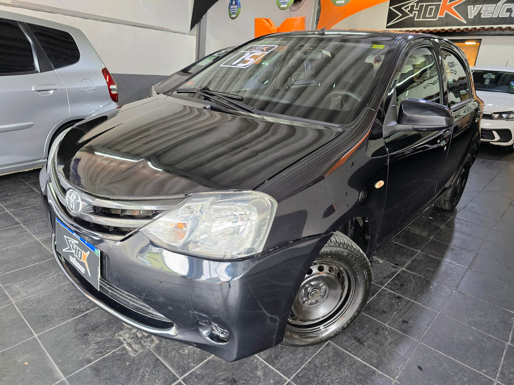 Toyota Etios Hatch Preto
