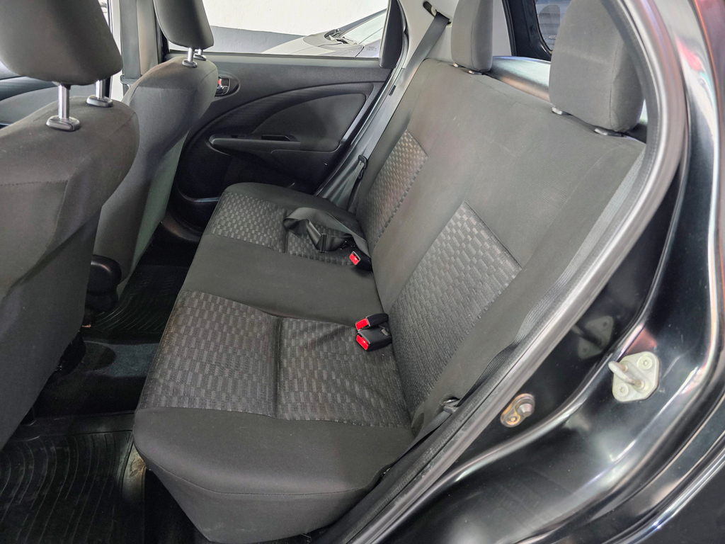 Toyota Etios Hatch Preto