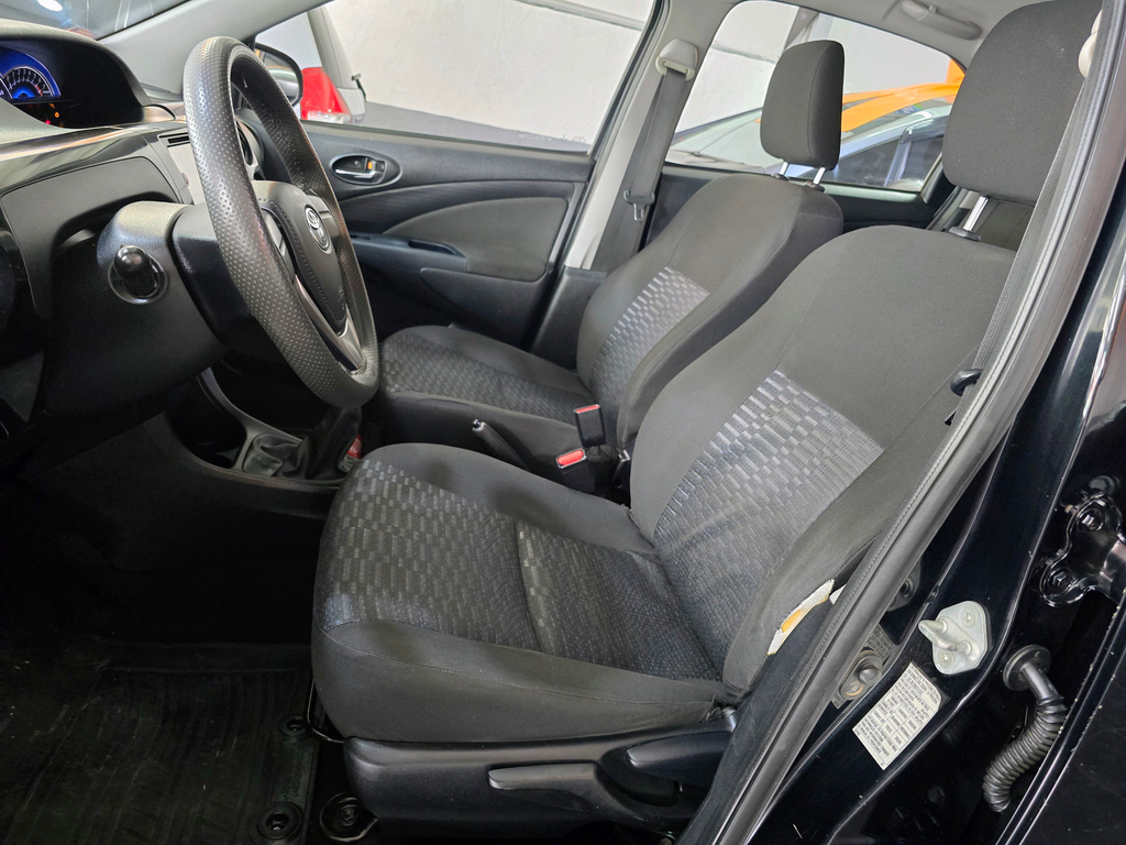 Toyota Etios Hatch Preto