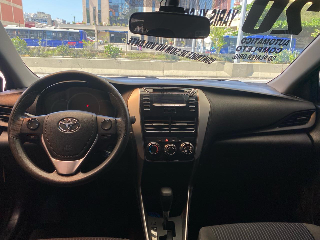 Toyota Yaris Sedan Cinza