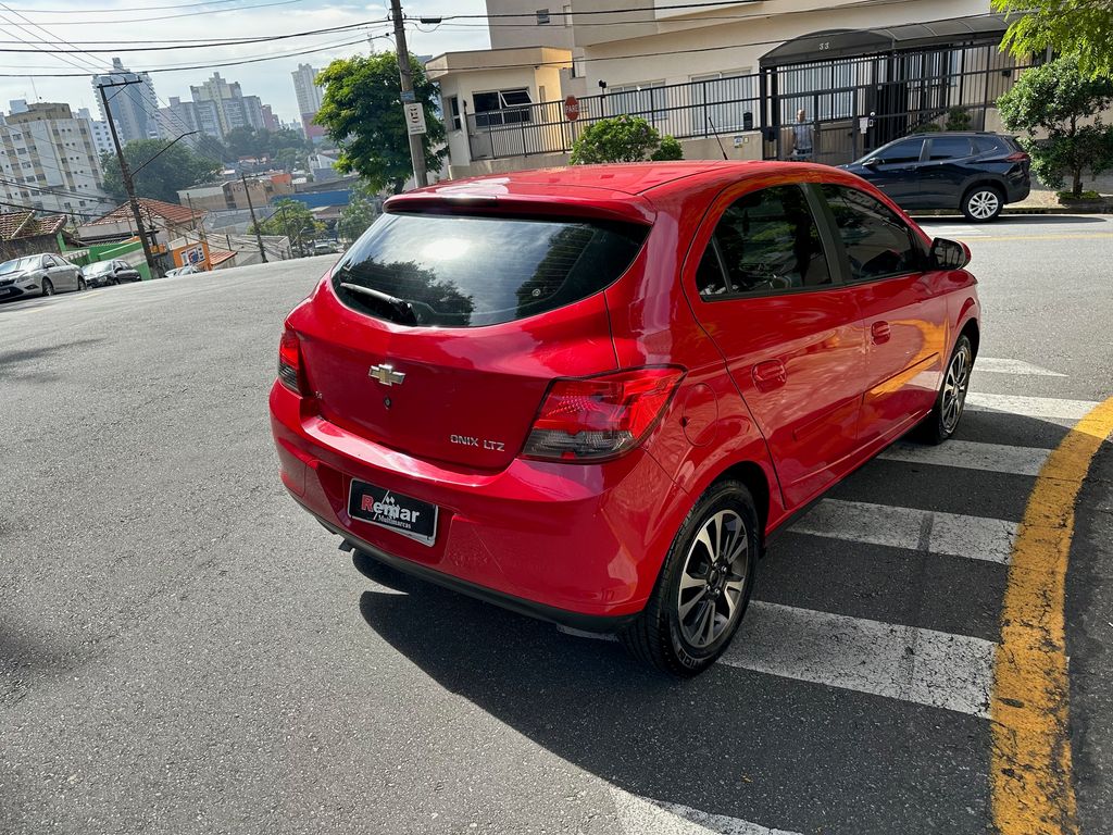 Chevrolet Onix Vermelho