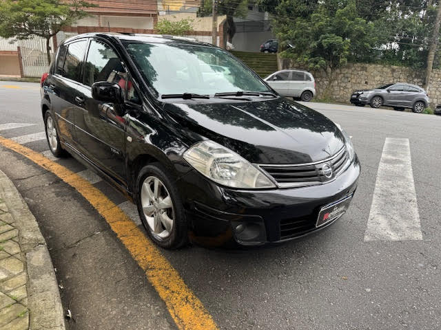 Nissan Tiida Preto