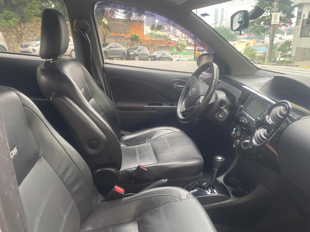 Toyota Etios Sedan Prata