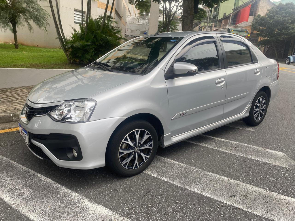 Toyota Etios Sedan Prata
