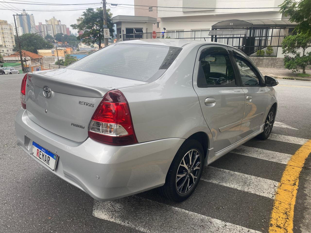 Toyota Etios Sedan Prata