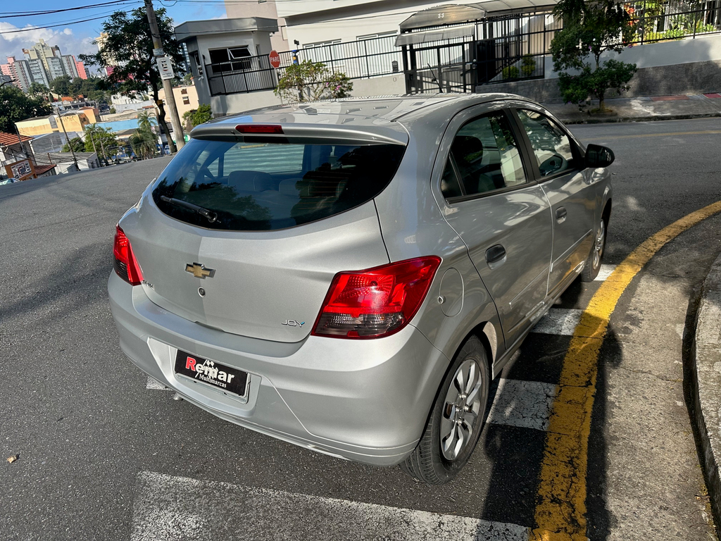Chevrolet Onix Prata