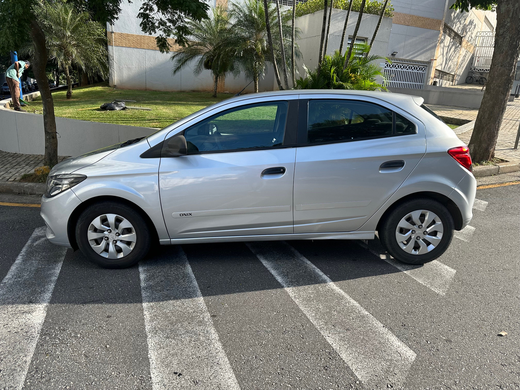 Chevrolet Onix Prata