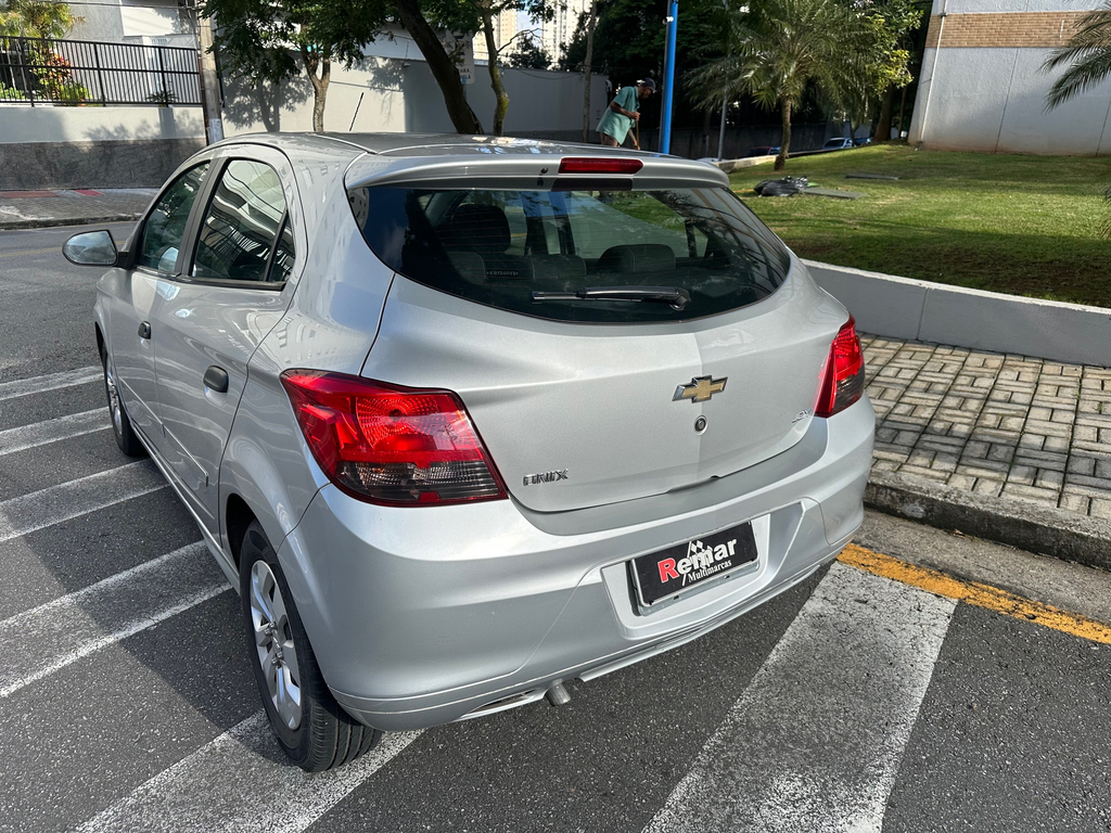 Chevrolet Onix Prata