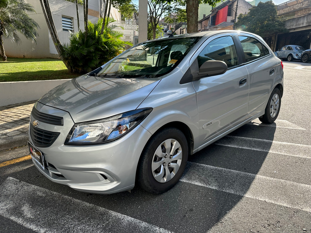 Chevrolet Onix Prata