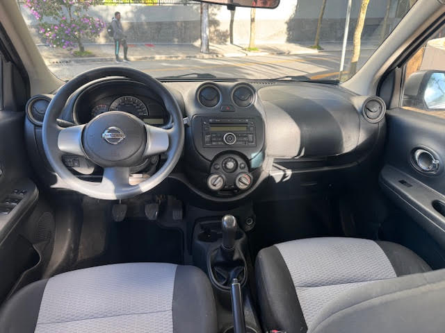 Nissan March Cinza