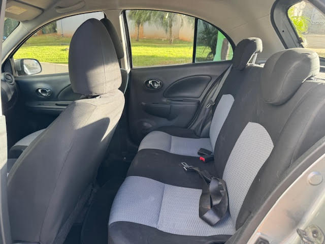Nissan March Cinza