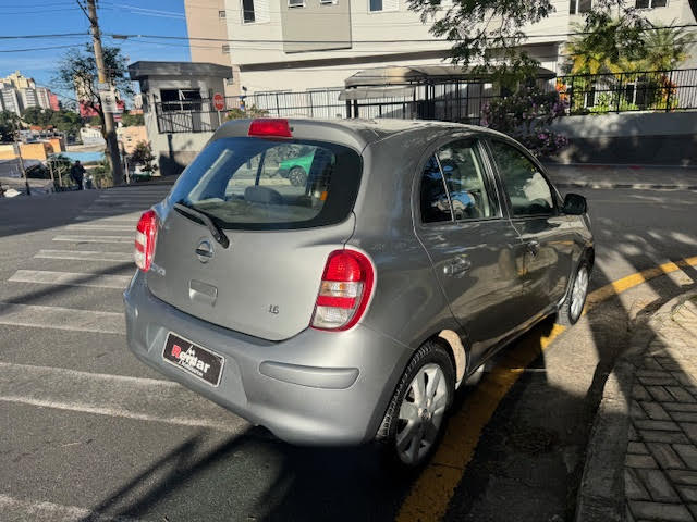 Nissan March Cinza