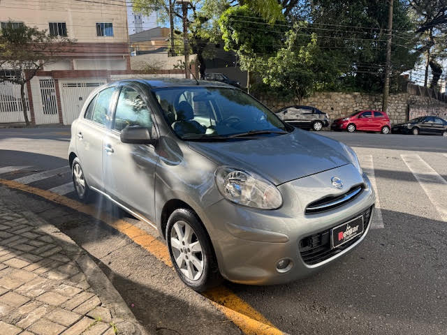 Nissan March Cinza